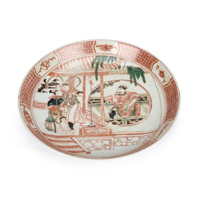 Lot 488 - A CHINESE FAMILLE VERTE AND IRON-RED DISH