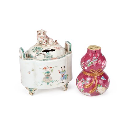 Lot 725 - A CHINESE DOUBLE-GOURD VASE