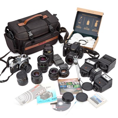 Lot 840 - A COLLECTION OF CAMERAS AND PHOTOGRAPHY EQUIPMENT