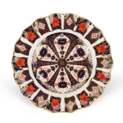 Lot 165 - A ROYAL CROWN DERBY IMARI FLUTED CABINET PLATE