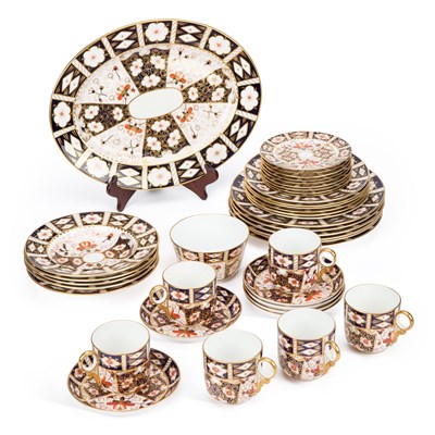 Lot 152 - A ROYAL CROWN DERBY IMARI PARTIAL DINNER SERVICE