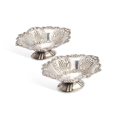 Lot 565 - A PAIR OF ELIZABETH II SILVER DISHES