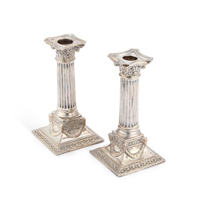 Lot 373 - A NEAR PAIR OF EARLY 20TH CENTURY SILVER COLUMNAR CANDLESTICKS