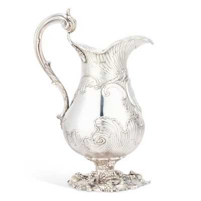 Lot 433 - A LARGE GEORGE III SILVER EWER