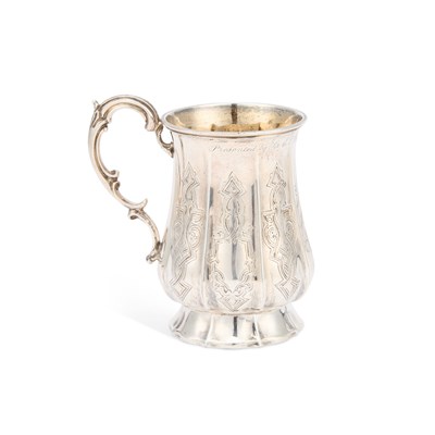 Lot 405 - A VICTORIAN SILVER MUG