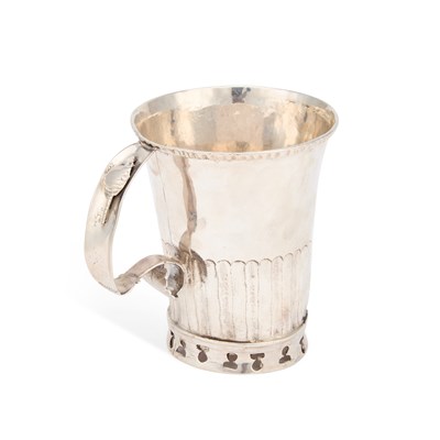 Lot 258 - A SILVER MUG