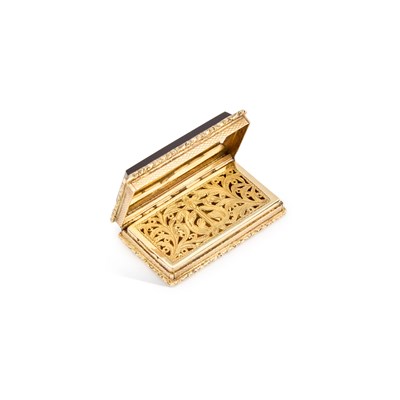 Lot 384 - A FINE WILLIAM IV SILVER-GILT AND AGATE VINAIGRETTE