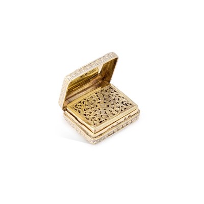 Lot 395 - A GEORGE IV SILVER-GILT VINAIGRETTE
