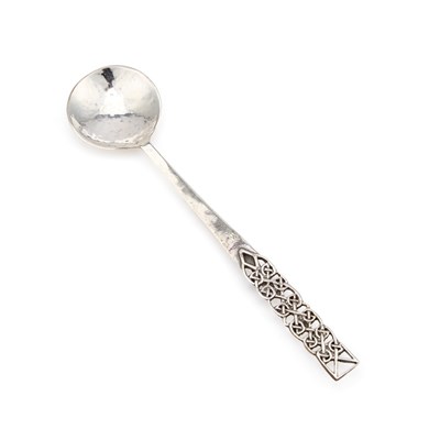 Lot 371 - AN ARTS AND CRAFTS SILVER SPOON