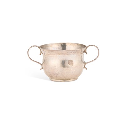 Lot 452 - A WILLIAM III SILVER MINIATURE 'TOY' PORRINGER