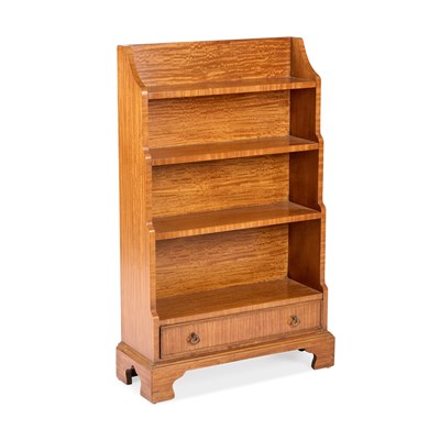 Lot 1007 - A SMALL REGENCY STYLE SATINWOOD WATERFALL BOOKCASE