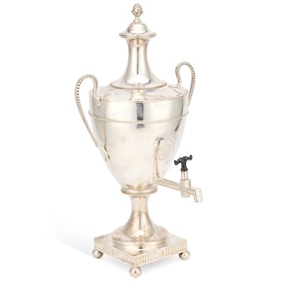 Lot 443 - A GEORGE III SILVER TEA URN