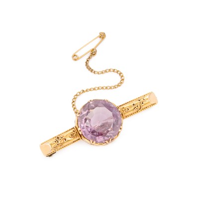 Lot 754 - A VICTORIAN AMETHYST BROOCH