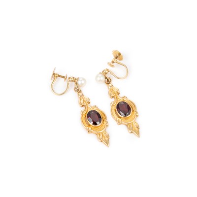 Lot 738 - A PAIR OF 9 CARAT GOLD ANTIQUE-STYLE GARNET AND CULTURED PEARL PENDANT EARRINGS