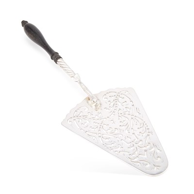 Lot 425 - AN EARLY GEORGE III SILVER SERVING SLICE