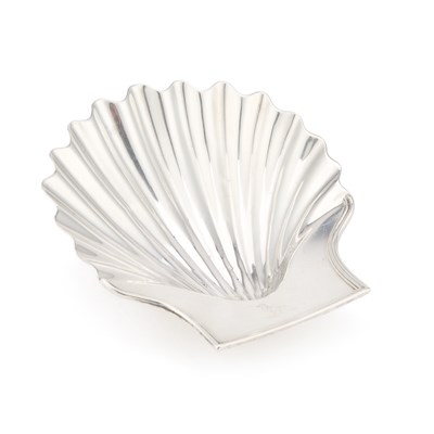 Lot 428 - A GEORGE III SILVER BUTTER SHELL