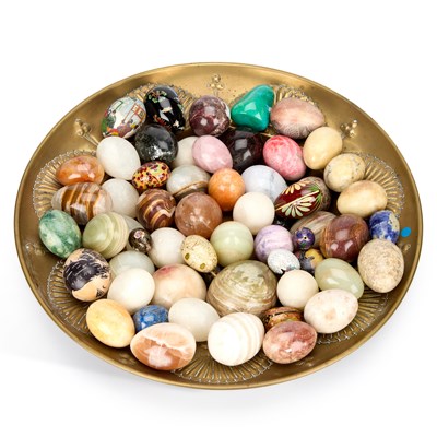 Lot 832 - A COLLECTION OF MARBLE EGGS ON A LARGE BRASS DISH