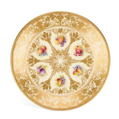 Lot 216 - A ROYAL WORCESTER PORCELAIN DISH