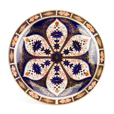 Lot 153 - A ROYAL CROWN DERBY IMARI DISH