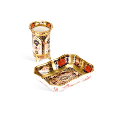 Lot 194 - A ROYAL CROWN DERBY IMARI VASE AND PINTRAY
