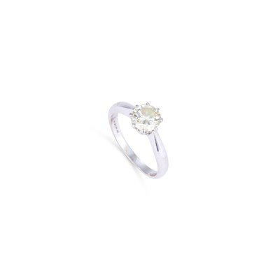 Lot 656 - A SOLITAIRE DIAMOND RING