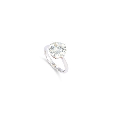 Lot 666 - A SOLITAIRE DIAMOND RING