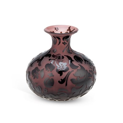 Lot 104 - A MICHAEL WEEMS AMETHYST CAMEO GLASS VASE