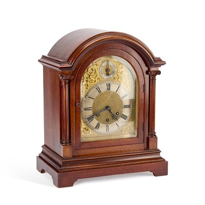 Lot 976 - AN EARLY 20TH CENTURY MAHOGANY BRACKET CLOCK