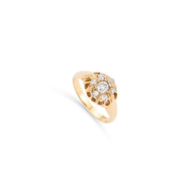 Lot 759 - A DIAMOND CLUSTER RING