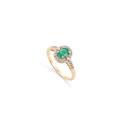 Lot 725 - AN EMERALD AND DIAMOND CLUSTER RING