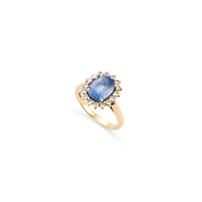 Lot 719 - A SAPPHIRE AND DIAMOND CLUSTER RING