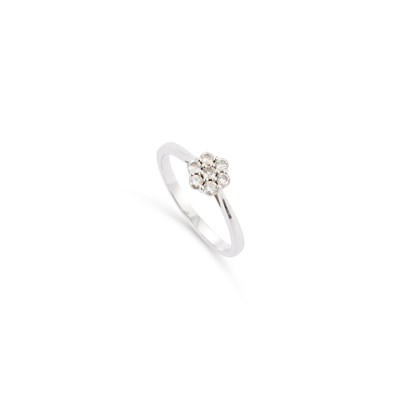 Lot 698 - A DIAMOND CLUSTER RING