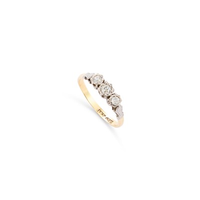 Lot 790 - A DIAMOND THREE STONE RING