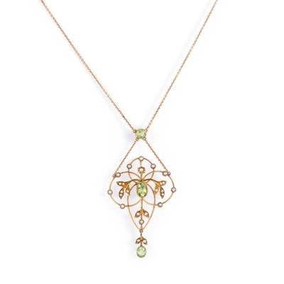 Lot 769 - AN EDWARDIAN PERIDOT AND SEED PEARL PENDANT NECKLACE