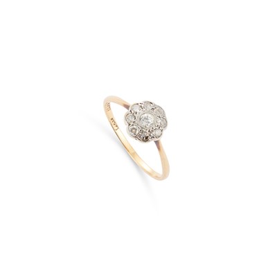 Lot 786 - A DIAMOND CLUSTER RING
