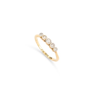 Lot 792 - A DIAMOND FIVE STONE RING
