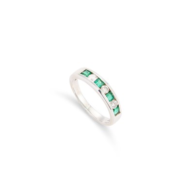 Lot 706 - AN EMERALD AND DIAMOND HALF HOOP RING