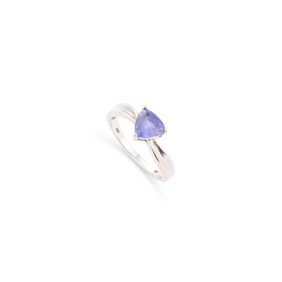 Lot 707 - A TANZANITE RING