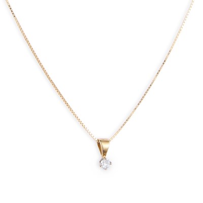 Lot 711 - AN 18 CARAT GOLD SOLITAIRE DIAMOND PENDANT ON CHAIN