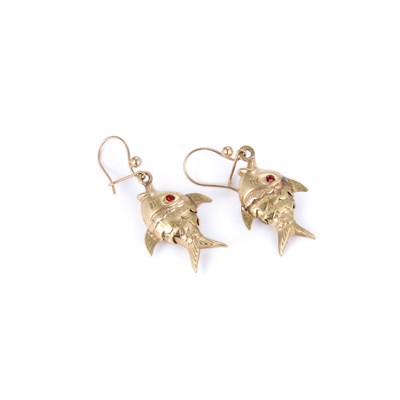 Lot 636 - A PAIR OF 9 CARAT GOLD RED PASTE ARTICULATED FISH PENDANT EARRINGS