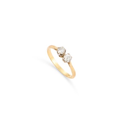 Lot 703 - AN 18 CARAT GOLD DIAMOND TWO STONE RING