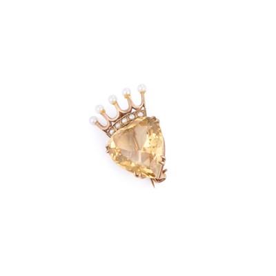 Lot 694 - A 9 CARAT GOLD SCOTTISH CITRINE AND PEARL LUCKENBOOTH BROOCH