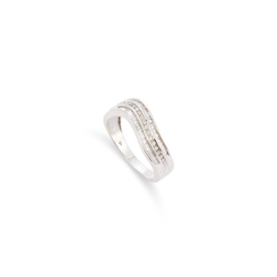 Lot 680 - A DIAMOND BAND RING