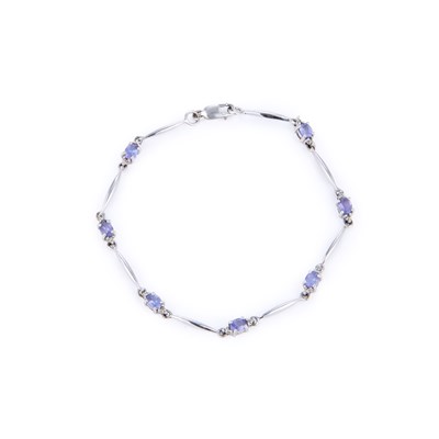 Lot 716 - A TANZANITE BRACELET