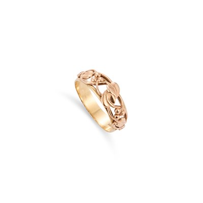Lot 736 - CLOGAU, A 9 CARAT GOLD BAND RING