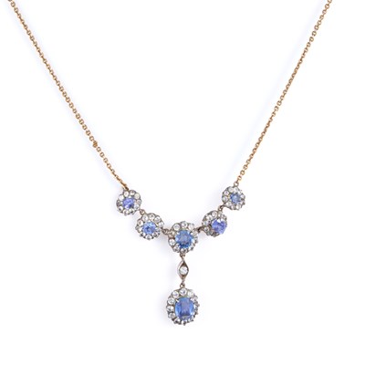 Lot 774 - A SAPPHIRE CLUSTER PENDANT NECKLACE