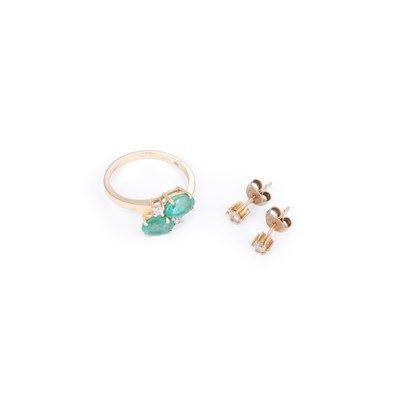 Lot 720 - A 9 CARAT GOLD EMERALD RING AND A PAIR OF SOLITAIRE DIAMOND EARRINGS