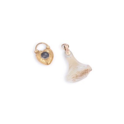 Lot 749 - A HEART PADLOCK CLASP AND AN AGATE FOB SEAL