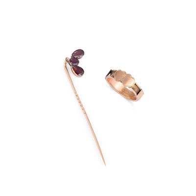 Lot 755 - A GARNET STICK PIN AND A 9 CARAT GOLD MEMORIAL RING