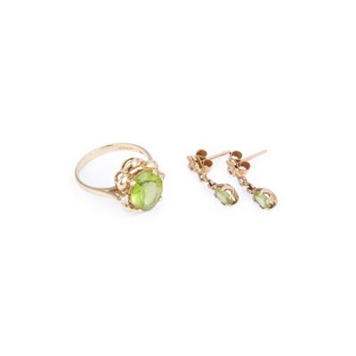 Lot 695 - A 9 CARAT GOLD PERIDOT AND DIAMOND RING AND A PAIR OF PERIDOT PENDANT EARRINGS